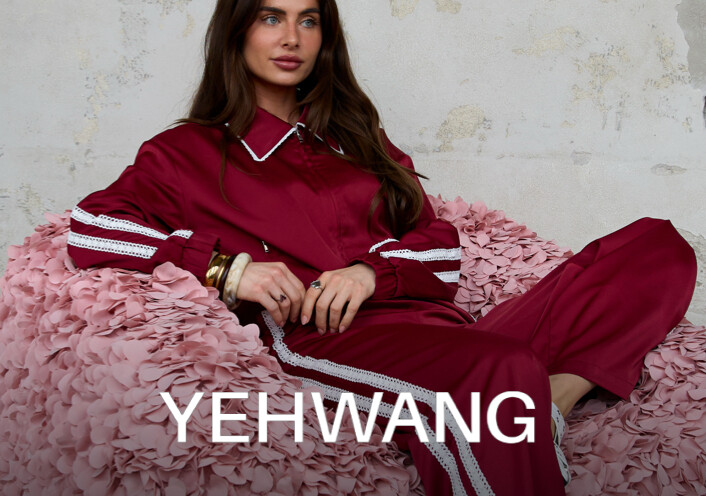 Yehwang, 20 yılı aşkın deneyime sahip bir toptan marka olup moda perakendecilerine uygun fiyatlı ve trend takılar, kıyafetler ve aksesuarlar sunar.